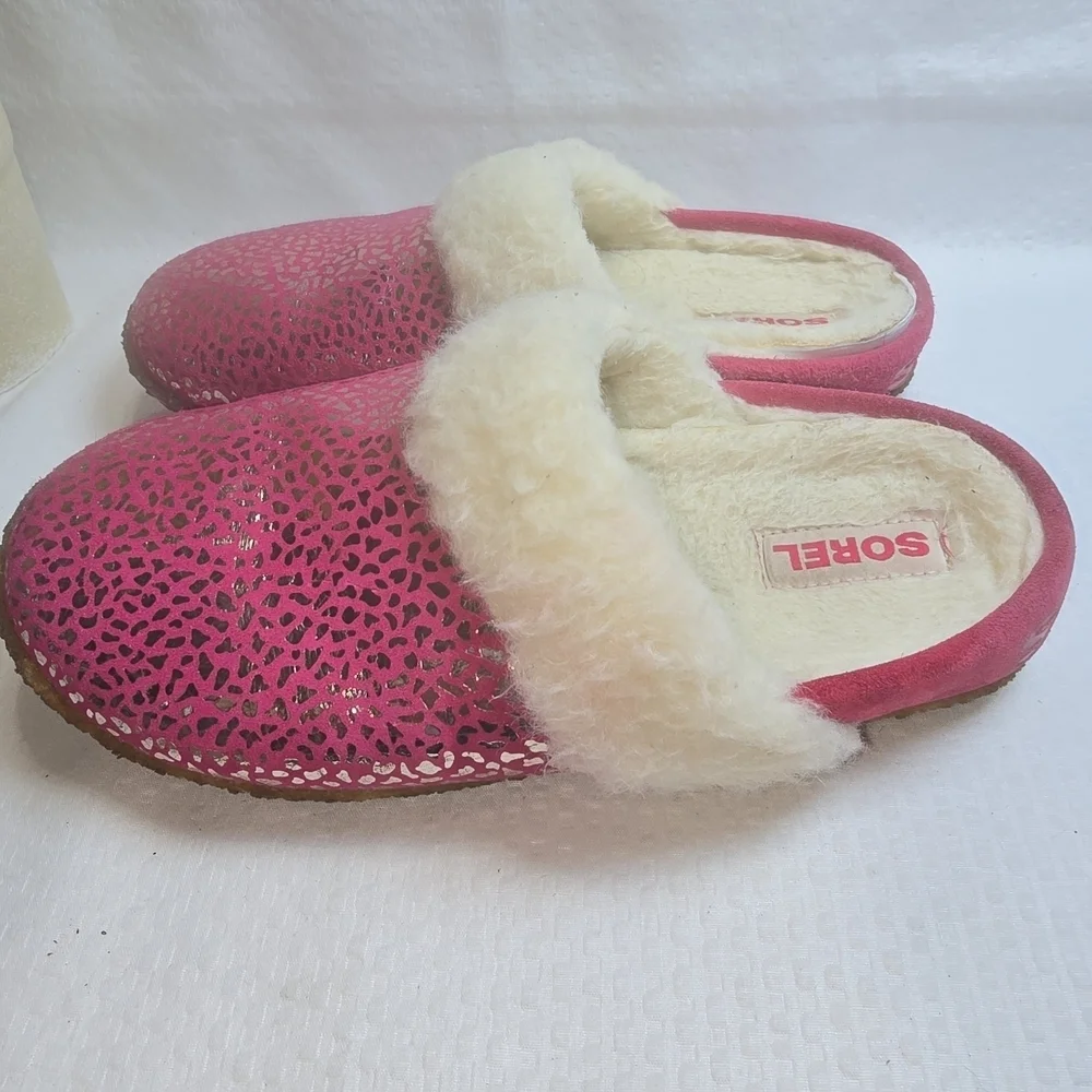 SOREL NAKISKA YOUTH SLIPPERS PINK WITH SILVER ANIMAL PRINT WHITE FUZZY SIZE 5